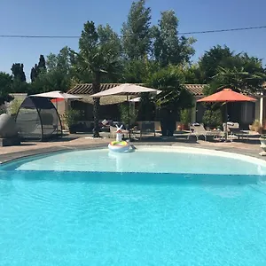 https://mas-de-le-butte-blanche.fr-provencehotel.com